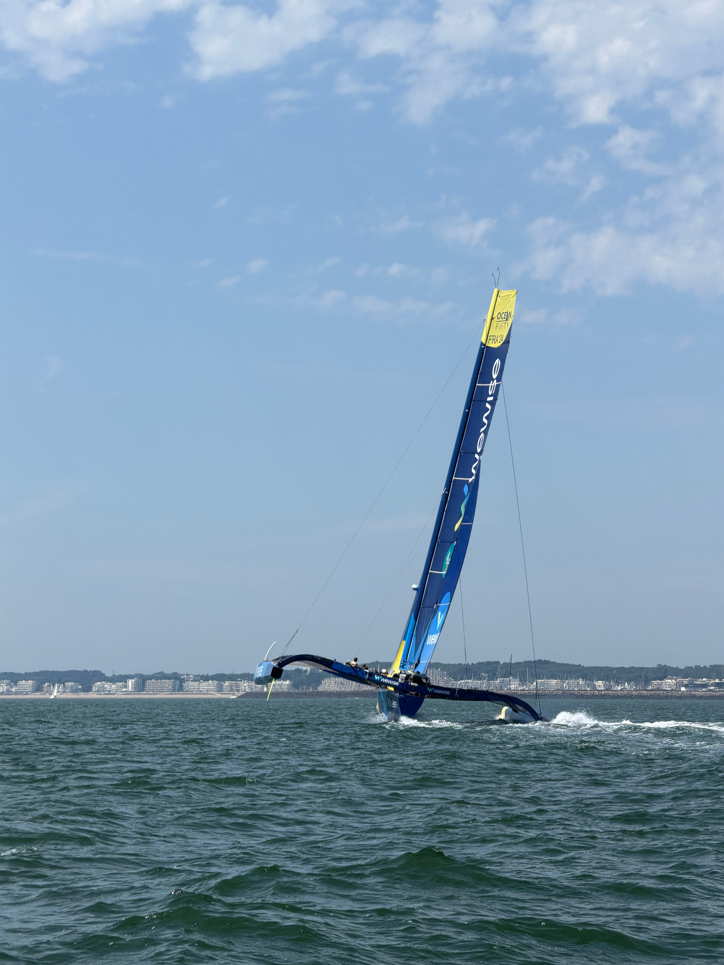 Voilier sur la baie illustrant l'ancrage du cabinet sur la côte atlantique.