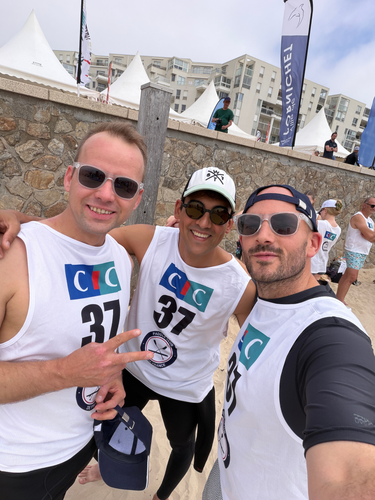 Vincent Thépaut sur un événement sportif en bord de mer avec des partenaires.